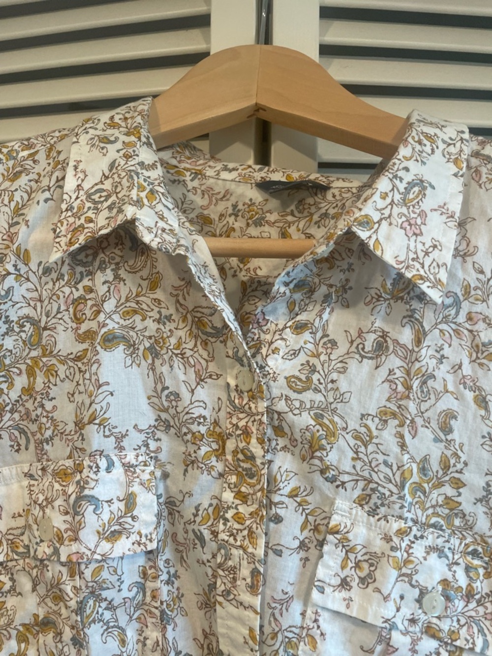 Eddie Bauer Women’s White Floral Button-Up Shirt with Tan Pattern - 2XL - Picture 3 of 7